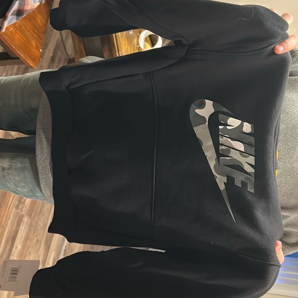 kids 2 piece nike sweat shirt and sweats